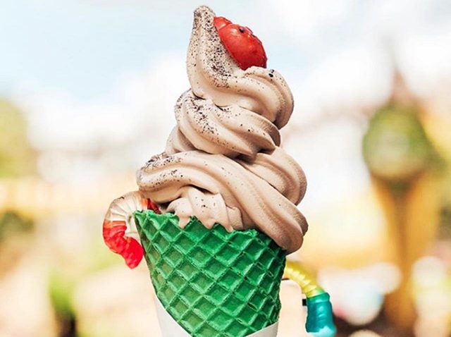 ディズニーランドの限定フード、『ライオン・キング』の “虫入り”ソフトクリームに夢中
