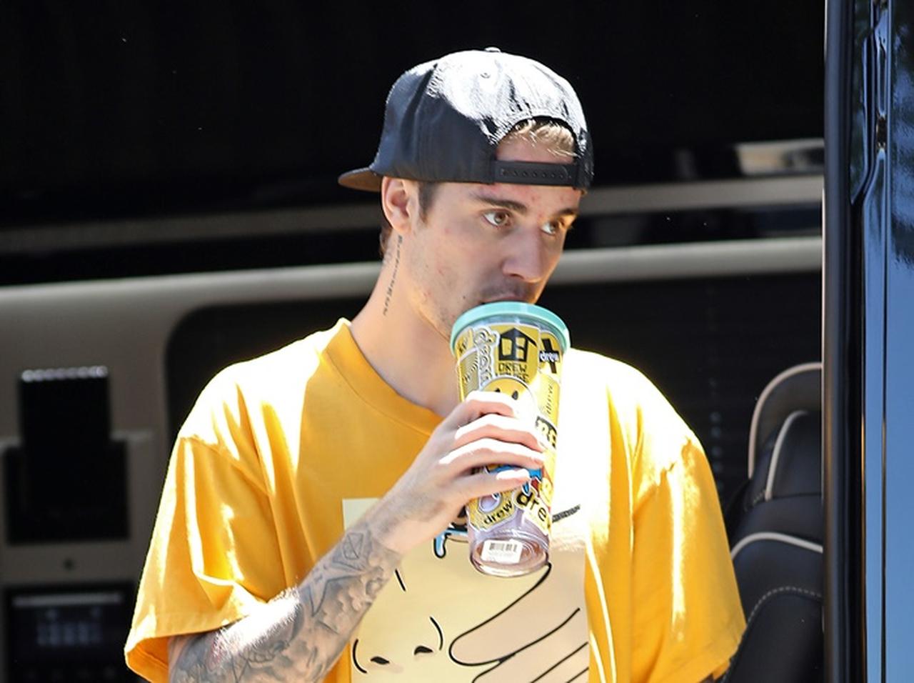 ジャスティン・ビーバーが約2年ぶりに来日！妻ヘイリーの“付き添い”