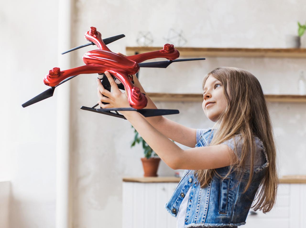 ドローン撮影をしていた父親、子供たちの背後にサメを発見【写真アリ】