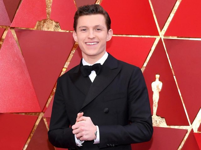 『スパイダーマン』トム・ホランド、「謎の金髪美女」と夏祭りでイチャイチャ