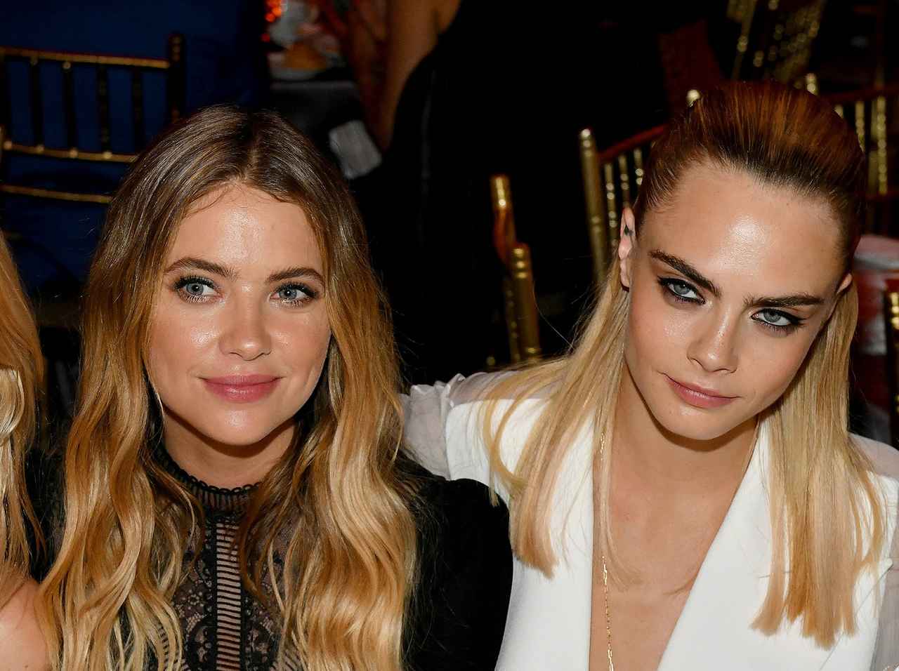 アシュレイ・ベンソン、恋人カーラ・デルヴィーニュのタトゥーを公開!