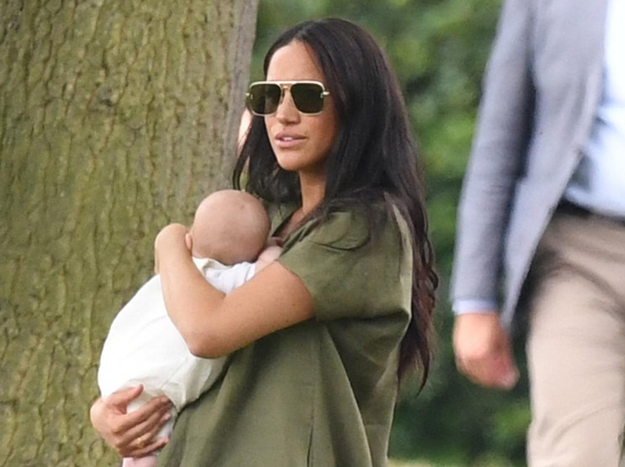 メーガン妃、長男アーチーの「抱き方」が原因でマミー・シェイミングの餌食に