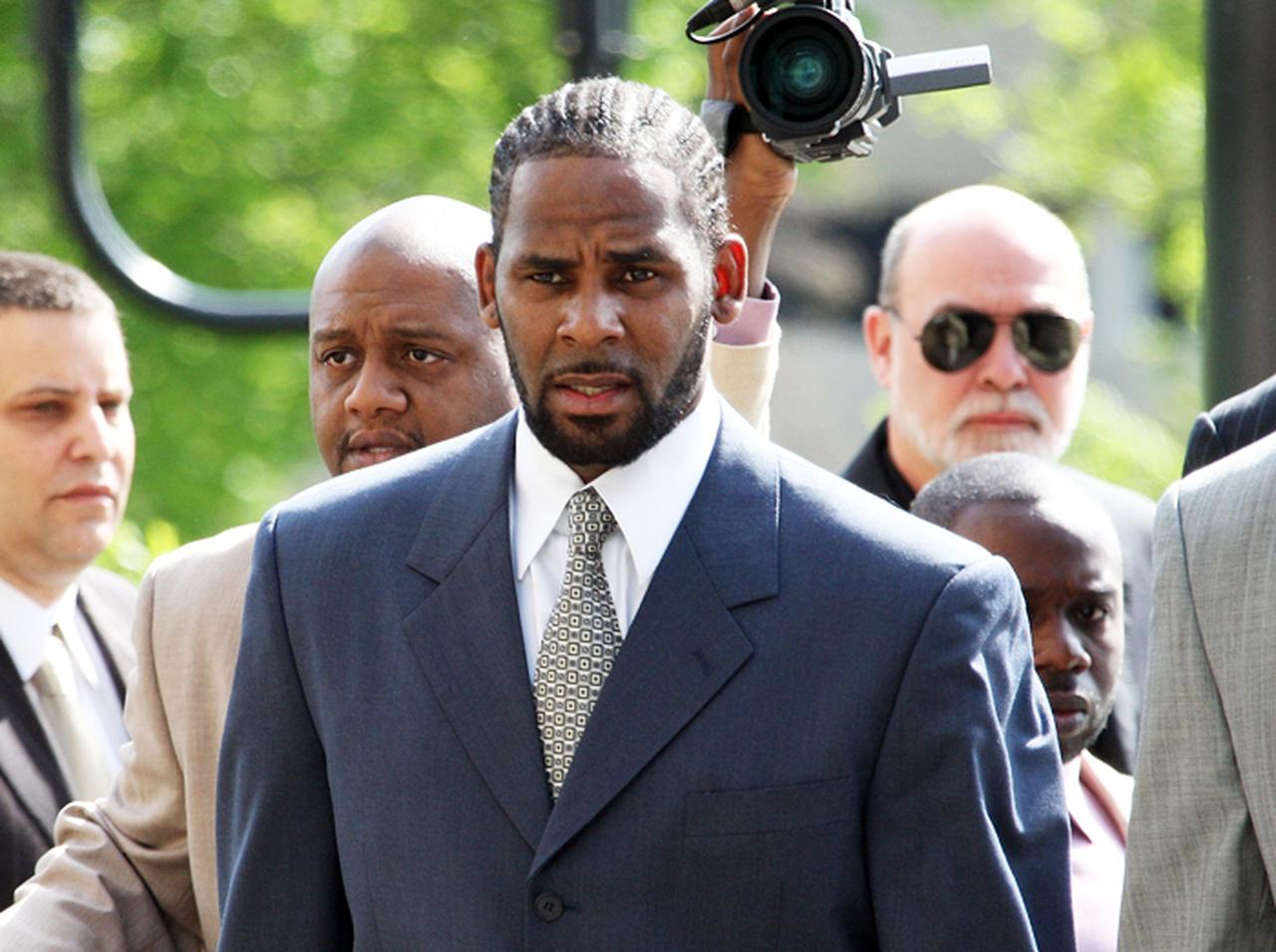 R.ケリー、「児童ポルノ所持」「未成年誘惑」などの新たな罪で連邦当局に逮捕