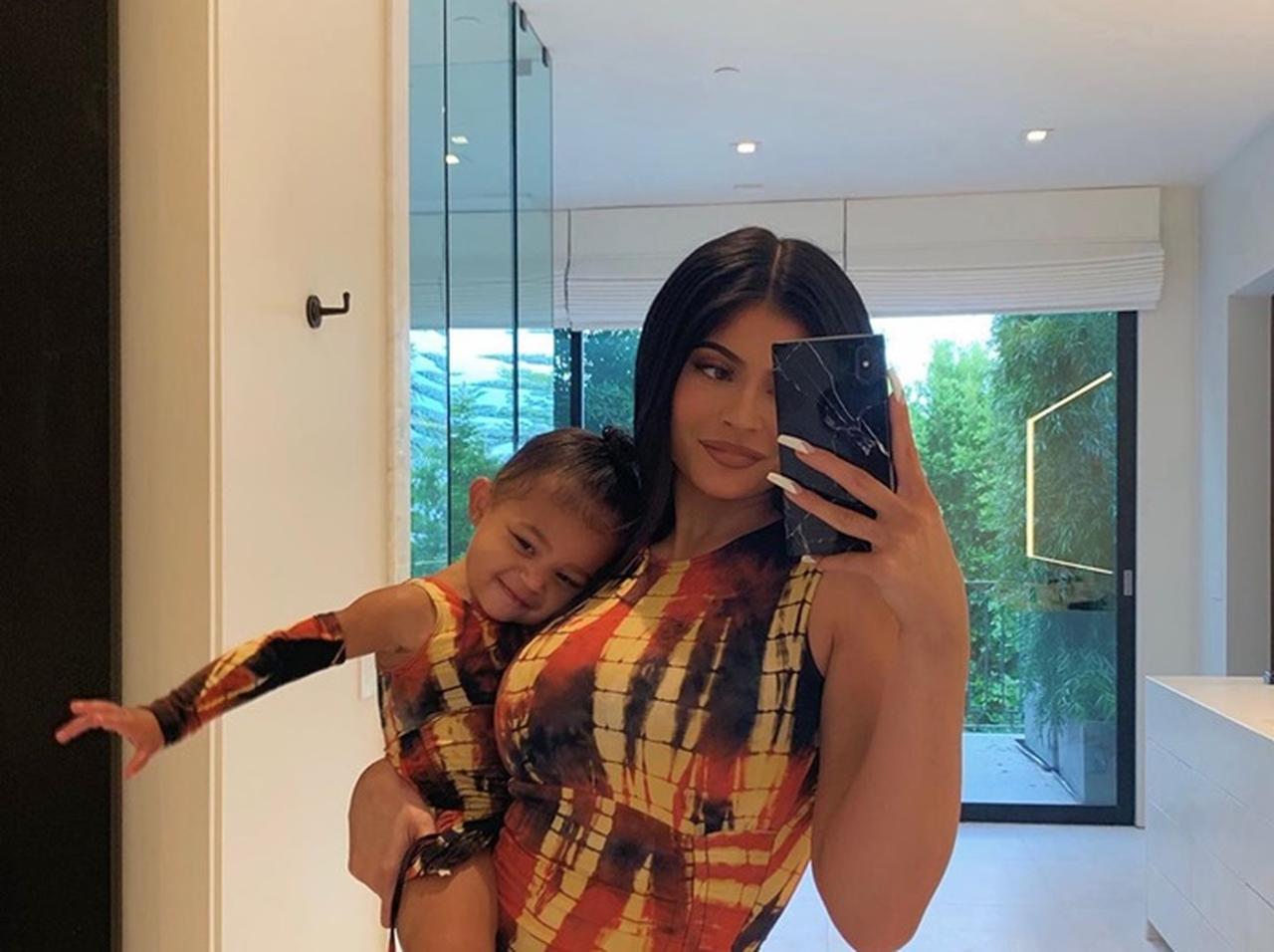 カイリー・ジェンナー娘、1歳にして人気ファッション誌の表紙を飾る