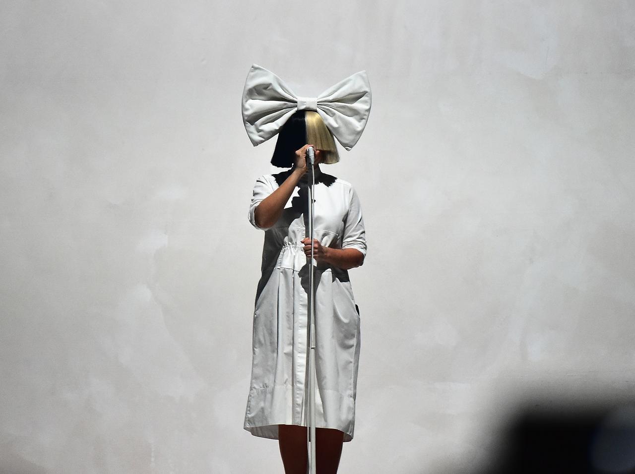 SIAシーアが顔を隠す理由って？「恋人の死」や「依存症」に苦しみ自殺しようとした過去