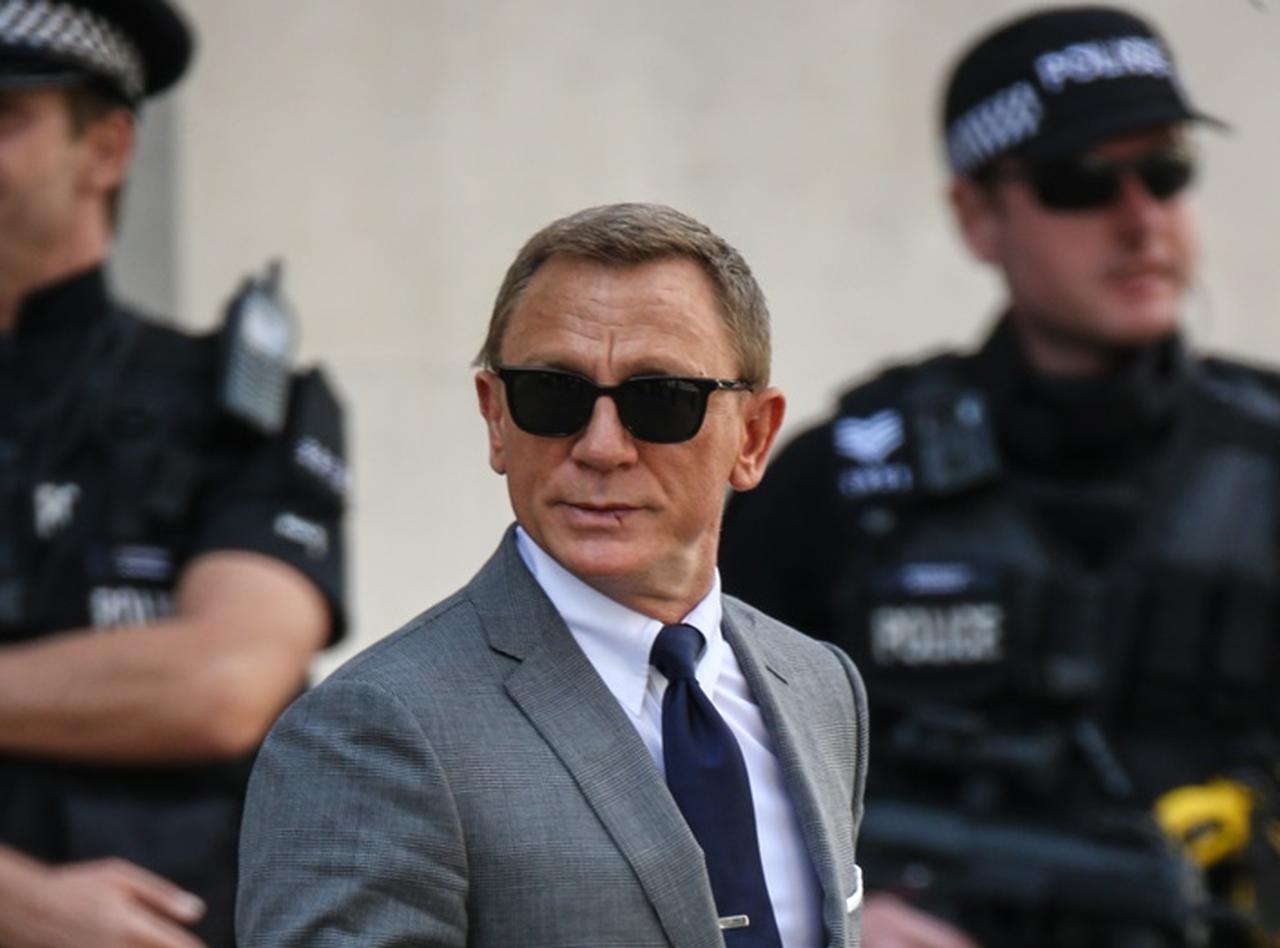 ダニエル・クレイグ、『007』の撮影に復帰するも拳が痛々しい