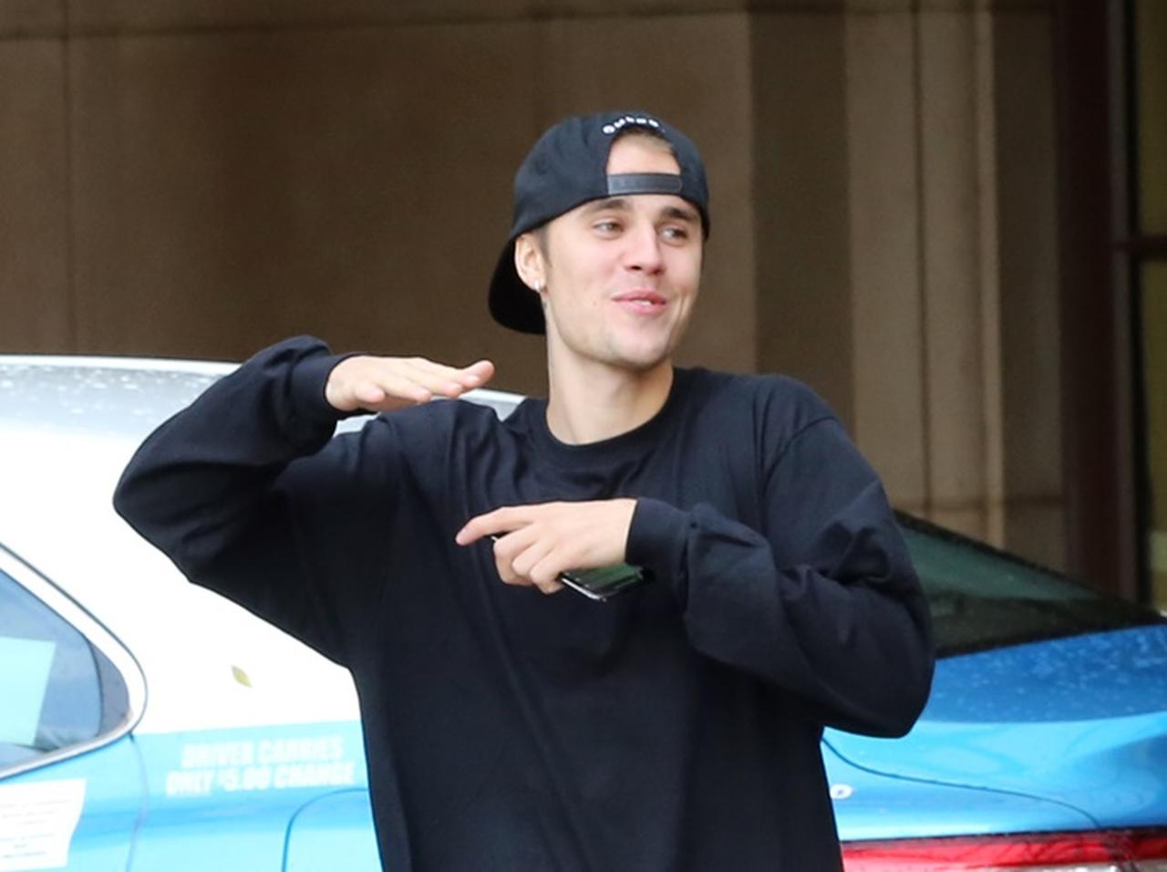 ジャスティン・ビーバー、妻ヘイリーの“浮気相手”のTシャツを着て外出