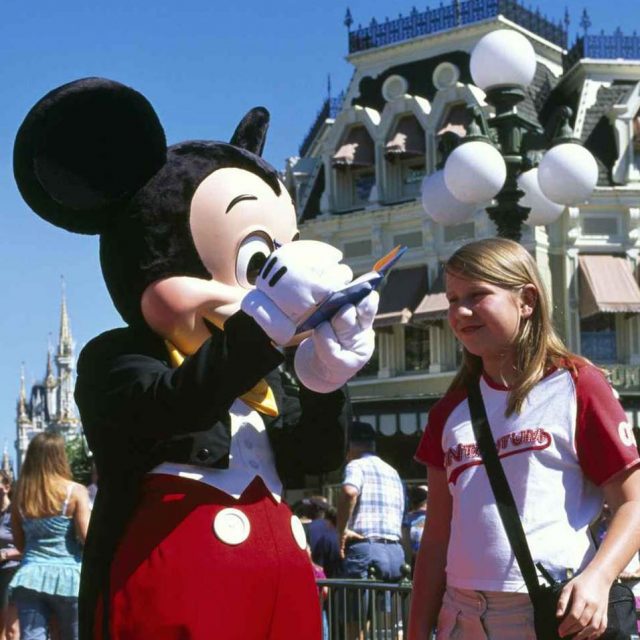 ディズニーランドで創業者の孫が「覆面調査」、そこで”見たもの”に絶望