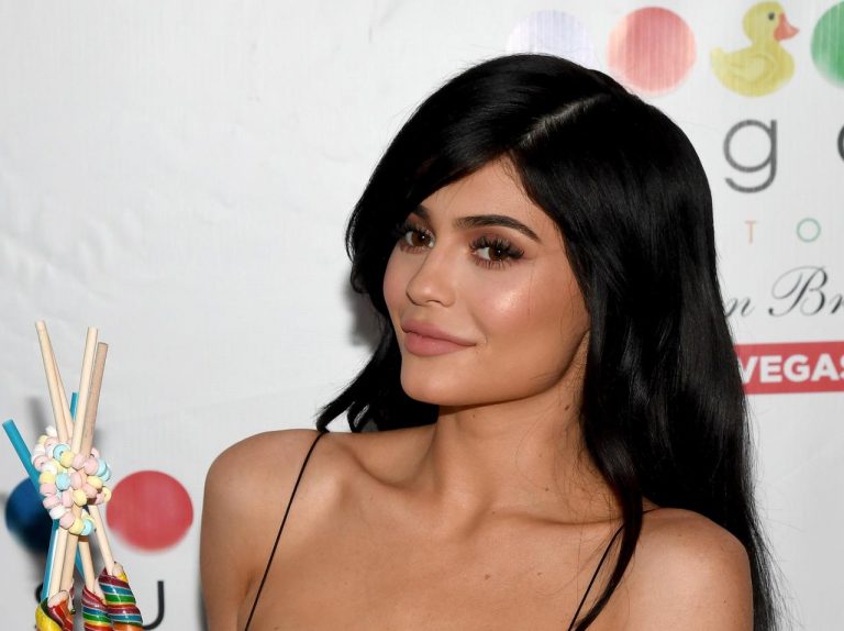 カイリー・ジェンナー、「全裸」なのに “水着”？トリックアートのような写真に混乱するファンが続出