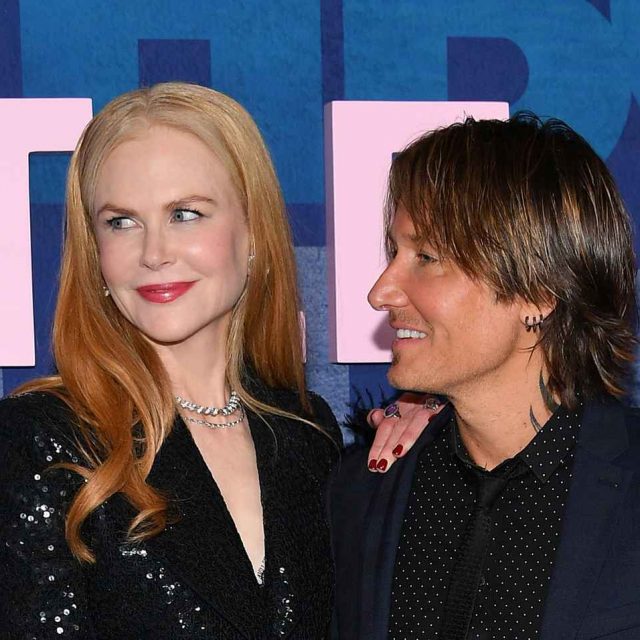 ニコール・キッドマン、「DV夫」と「現夫」に挟まれて座る【写真アリ】