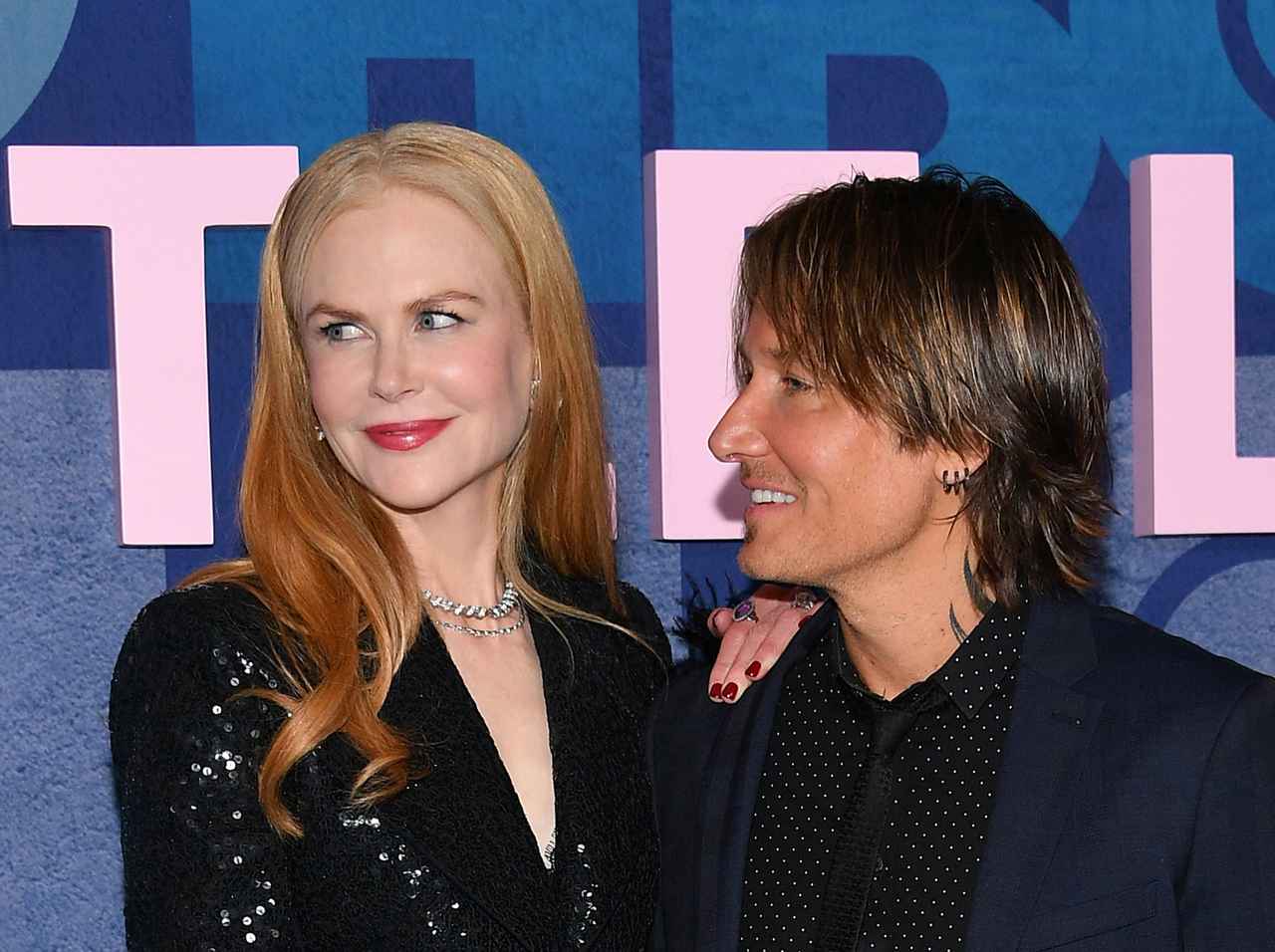 ニコール・キッドマン、「DV夫」と「現夫」に挟まれて座る【写真アリ】