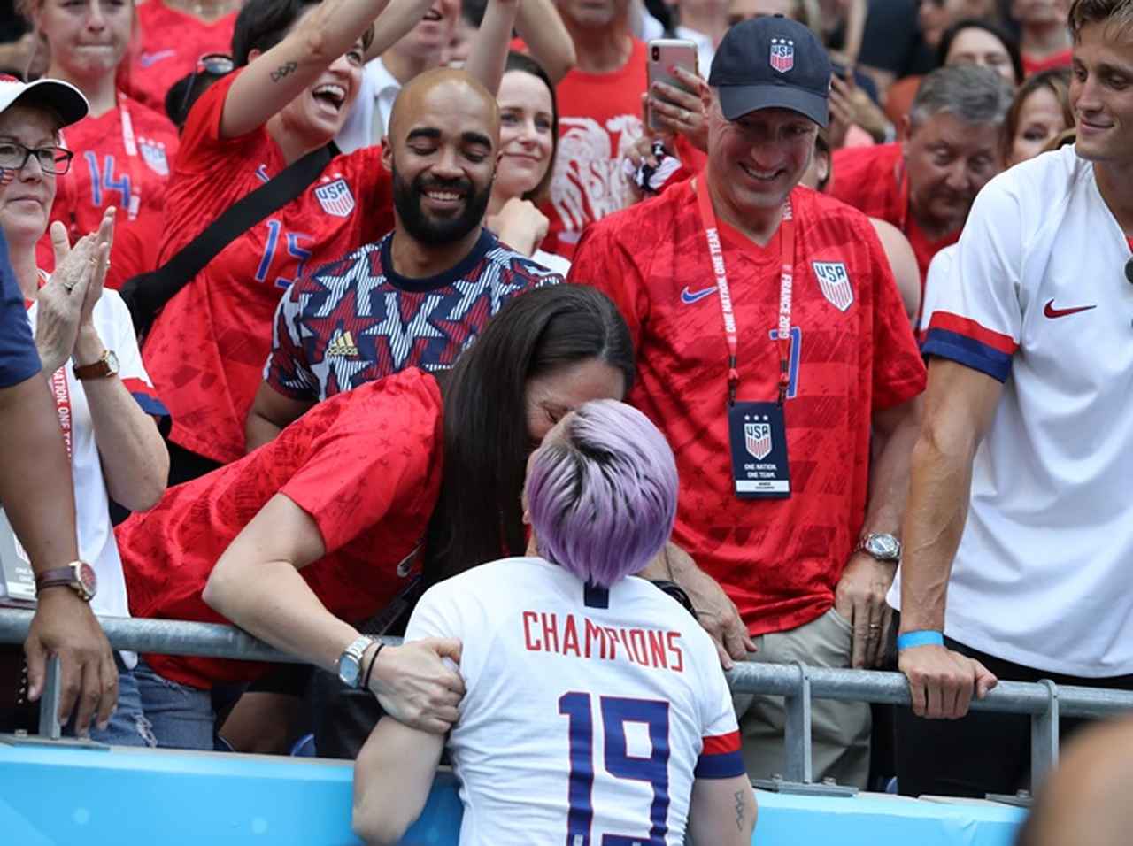 サッカー女子W杯のMVPと得点王、恋人と勝利のキスが美しい