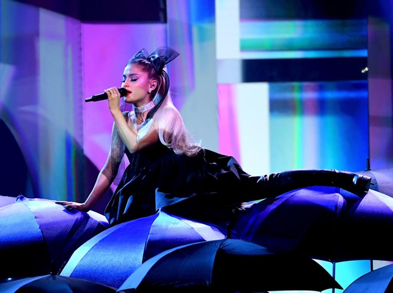 アリアナ・グランデ、最多ノミネートされたMTV VMAへの出演が難しい理由