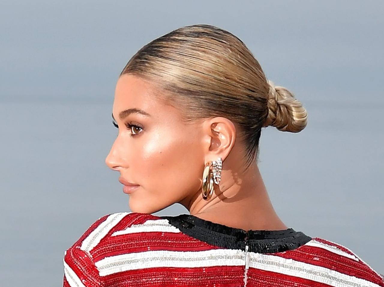 ヘイリー・ビーバー、幸せに導く「ナチュラルなツヤ肌」メイク法