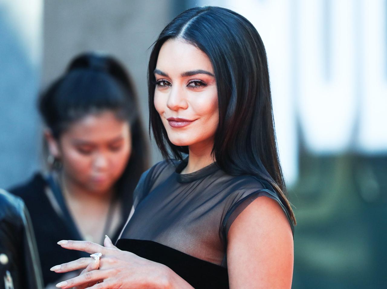 ヴァネッサ・ハジェンズが「婚約指輪」着用しレカペへ!8年来恋人との婚約説浮上