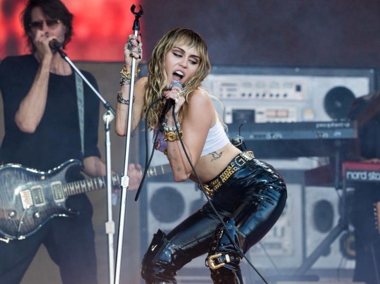 マイリー・サイラスが平日の昼間っから「1人でしている事」がセクシーすぎる