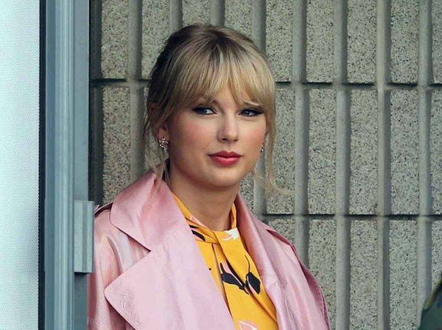 テイラー・スウィフトに近況報告しにきた“自称・友人”が隠し持っていた物に震える