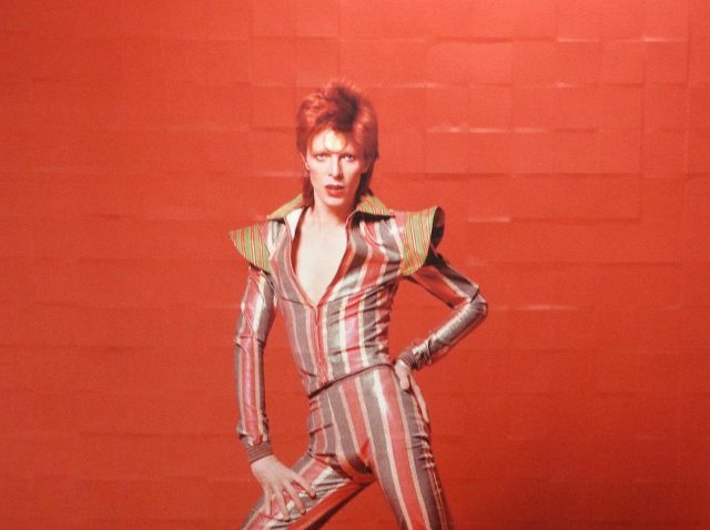 デヴィッド・ボウイ「ジギー・スターダスト」のバービー人形が登場、メイクまで完璧