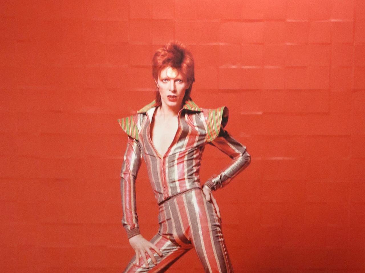 デヴィッド・ボウイ「ジギー・スターダスト」のバービー人形が登場、メイクまで完璧