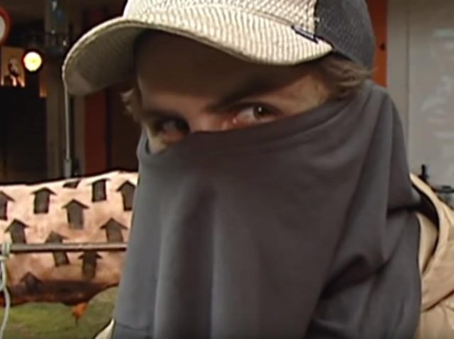 バンクシーの顔がついに判明？英テレビ局が16年前に撮ったインタビュー動画を公開