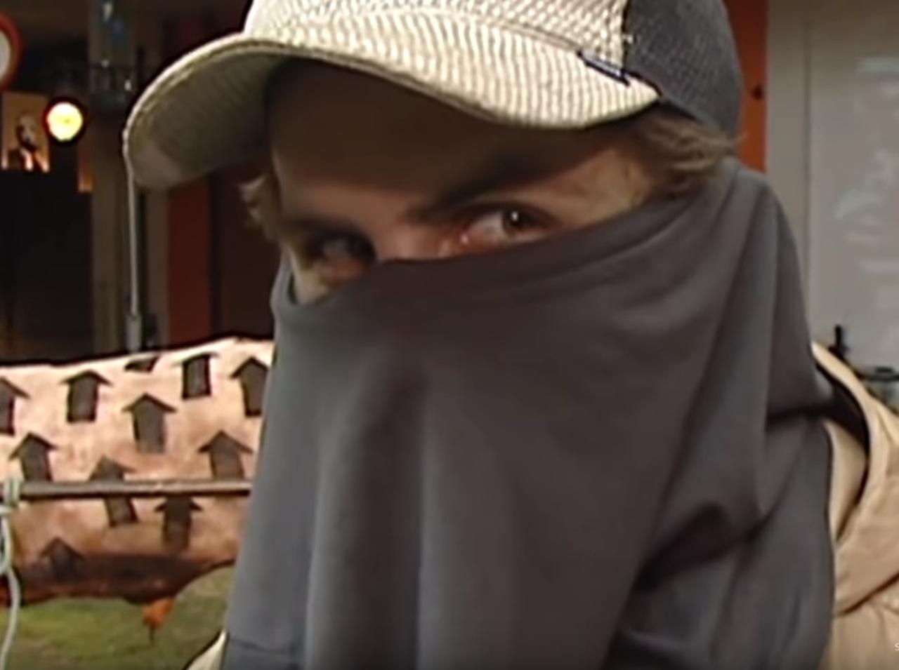 バンクシーの顔がついに判明？英テレビ局が16年前に撮ったインタビュー動画を公開