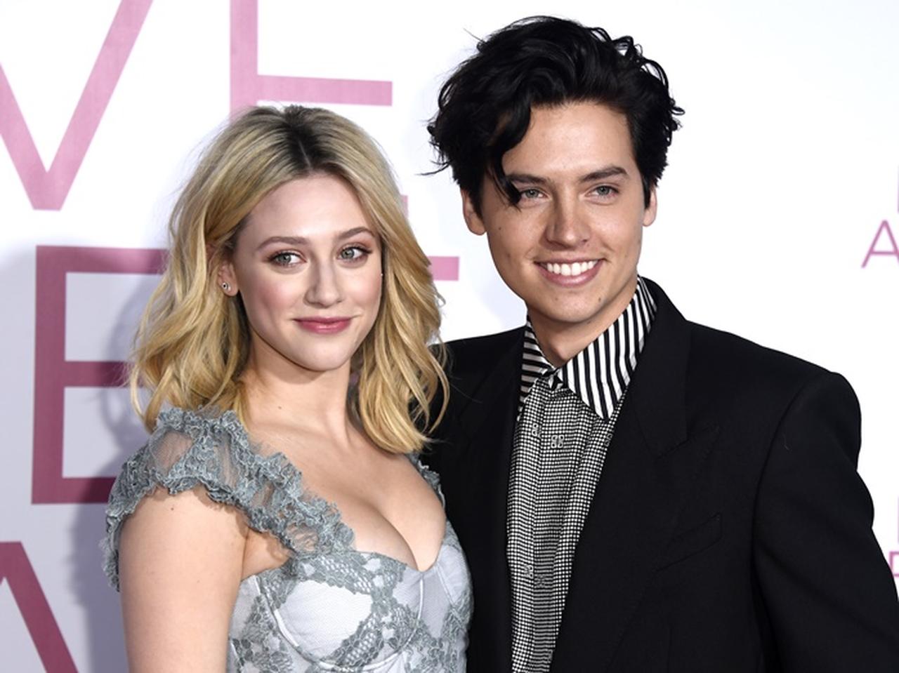 コール・スプラウスとリリ・ラインハートが交際2年で破局、『リバーデイル』で共演中