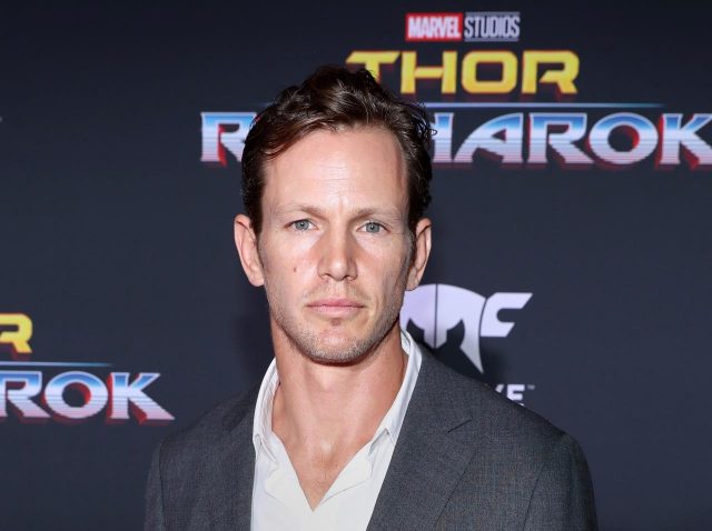 撮影中に「自慰行為」した米俳優に罰金、布団の下で不適切行為