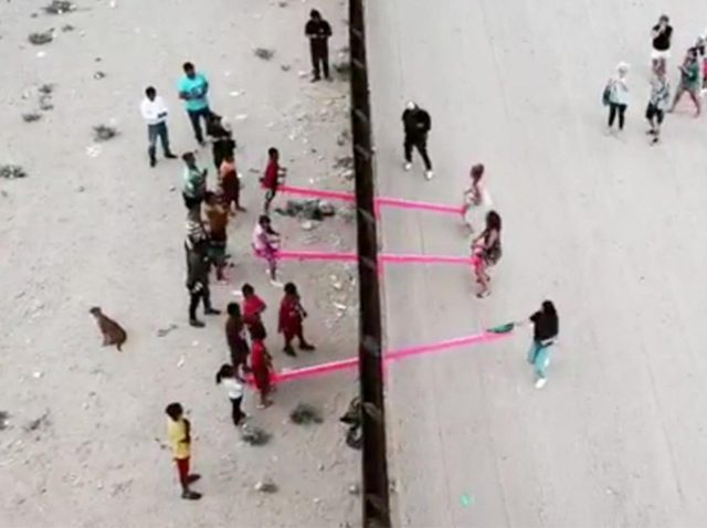 「国境のシーソー」、米・メキシコの『壁』を突き抜ける試みに心が震える