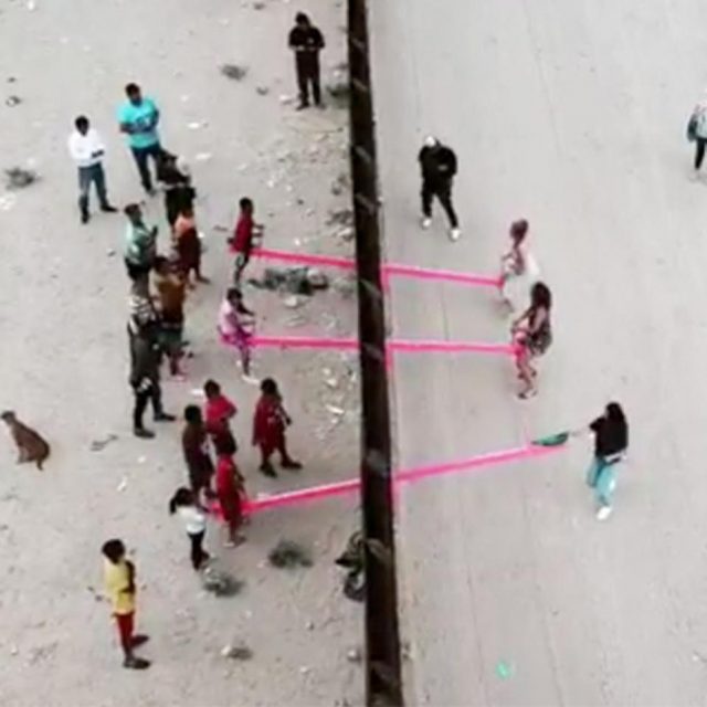 「国境のシーソー」、米・メキシコの『壁』を突き抜ける試みに心が震える