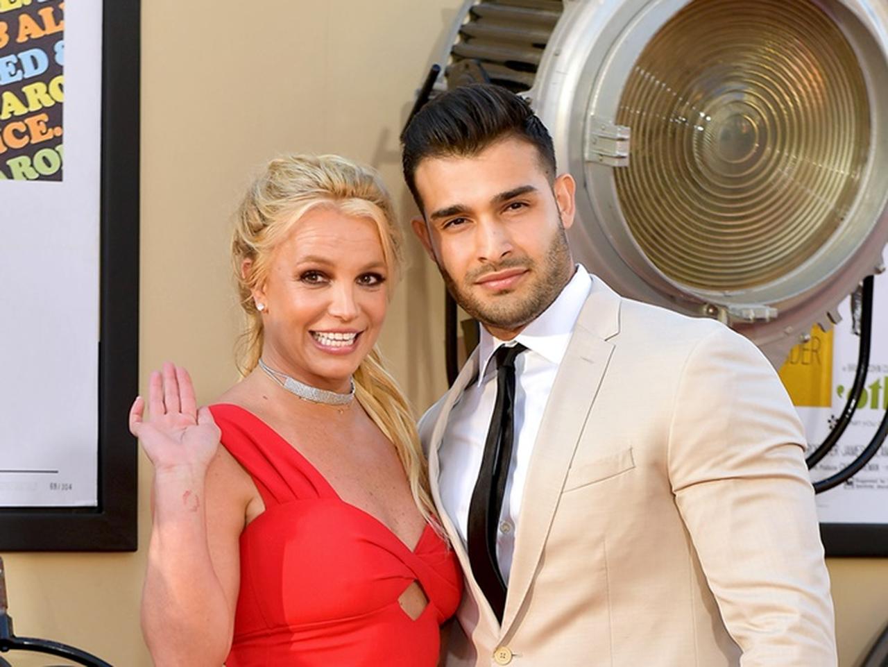 ブリトニー・スピアーズ、恋人とレッドカーペットデビュー!左手薬指には指輪が