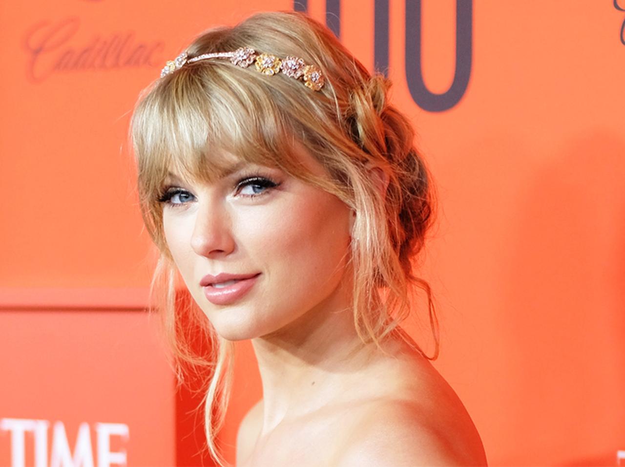 テイラー・スウィフトが「ドジすぎる飲食店員」に!新CMがオモシロ可愛い