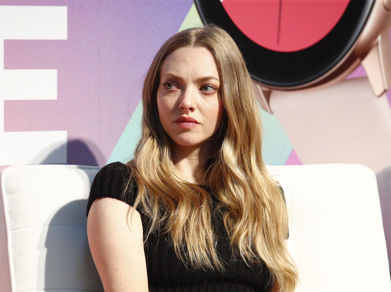 アマンダ・サイフリッドが「産後ボディ」巡ってインフルエンサーとバトル、のちに謝罪