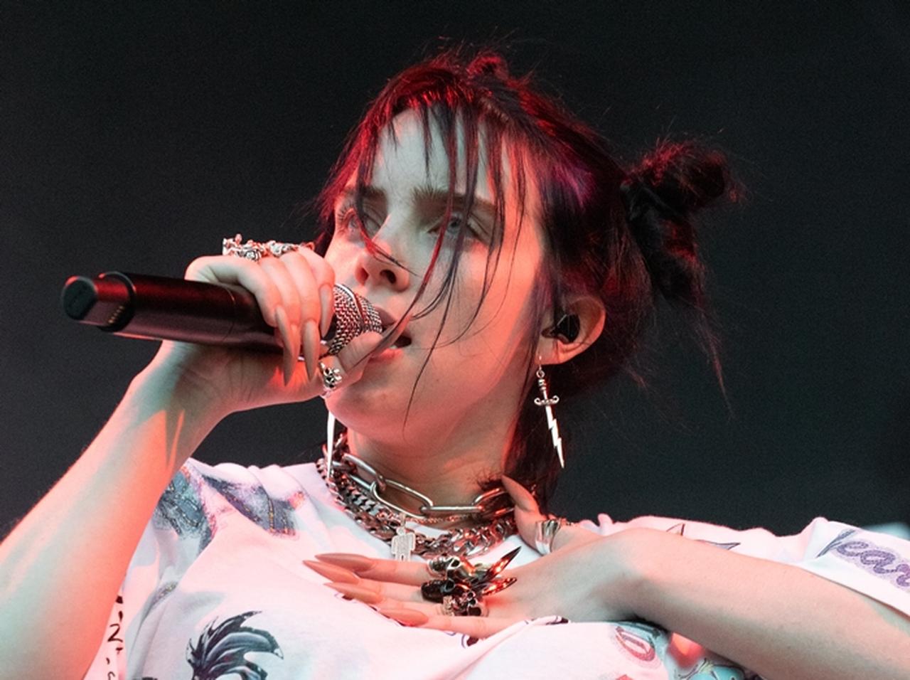 ビリー・アイリッシュ、長いネイルが災いして「悲劇」に見舞われる