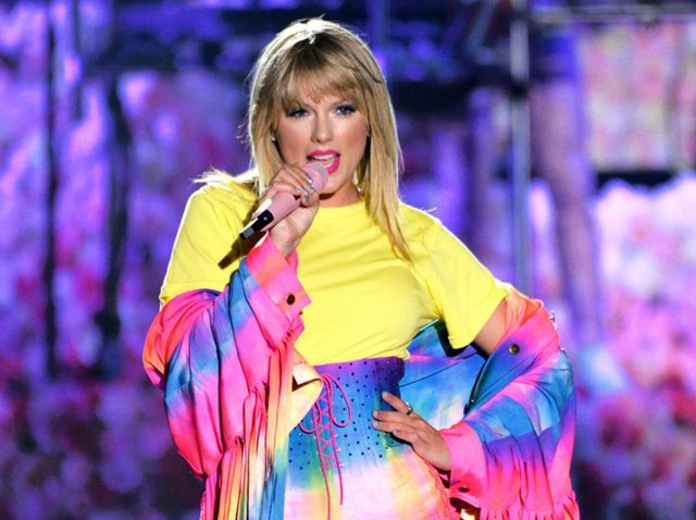 テイラー・スウィフトは「過去曲すべて録り直せば？」、先輩歌手が助言