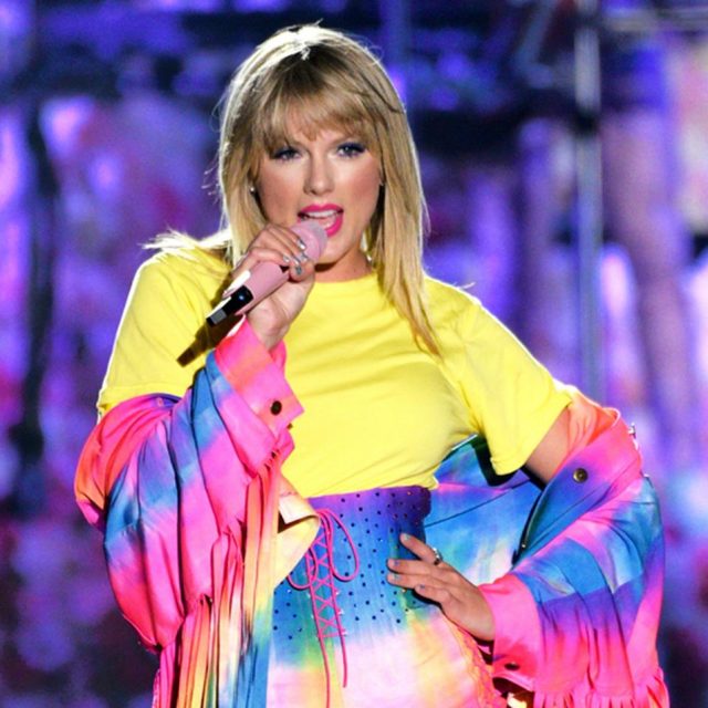 テイラー・スウィフトは「過去曲すべて録り直せば？」、先輩歌手が助言