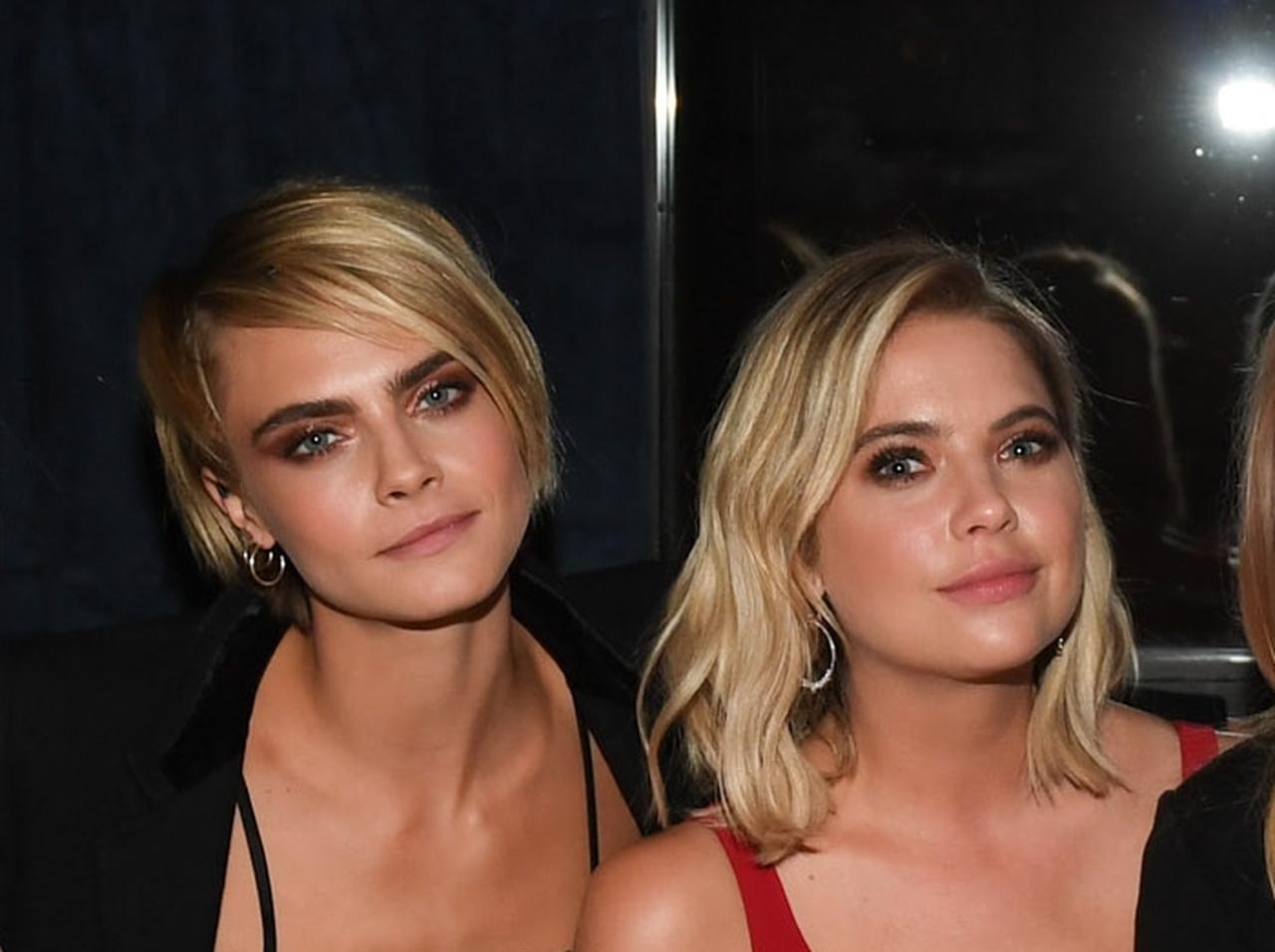 カーラ・デルヴィーニュ、恋人アシュレイ・ベンソンのイニシャルタトゥーをすでにゲット