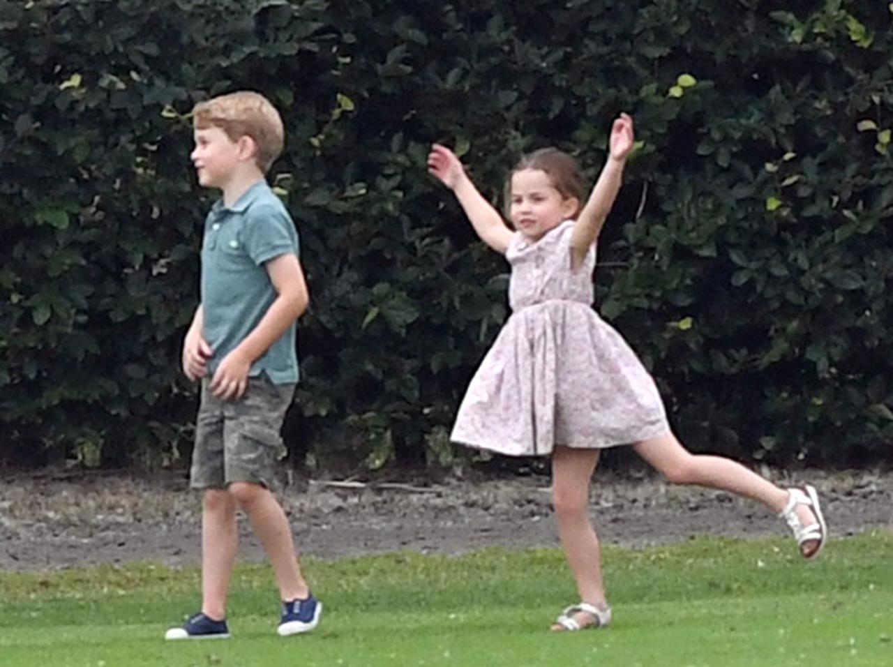 ジョージ王子&シャーロット王女、パパの勇姿そっちのけでやんちゃ全開