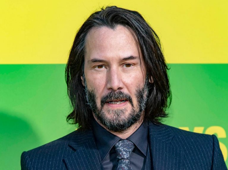 キアヌ・リーブス、「モヒカン＆ヘソ出しルック」に変身した姿が強烈