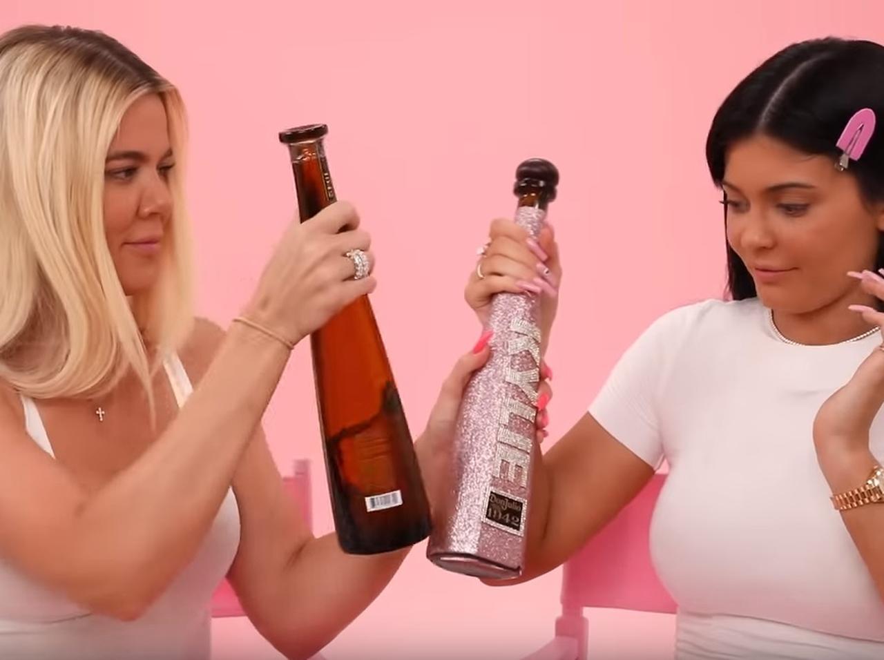 カイリー・ジェンナーとクロエ・カーダシアン、“べろべろ”に酔っ払ってメイク動画を撮影