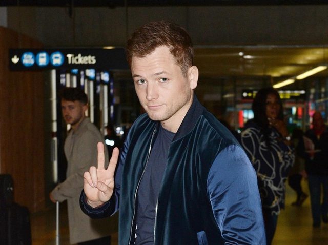 タロン・エジャトン、「日の丸」と「カタカナ」のTシャツを着て帰国