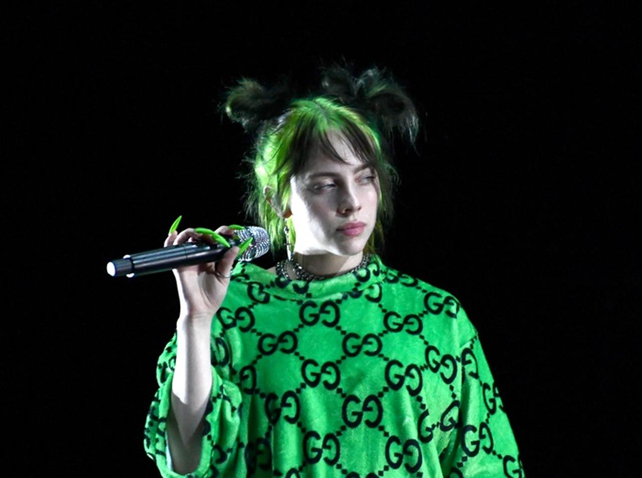 ビリー・アイリッシュ、ネイルが剥がれ自爪がめくりあがり流血