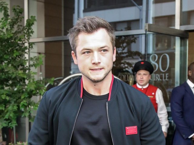 タロン・エジャトン、初来日のシメに朝っぱらから「ビール」を飲もうとするも…