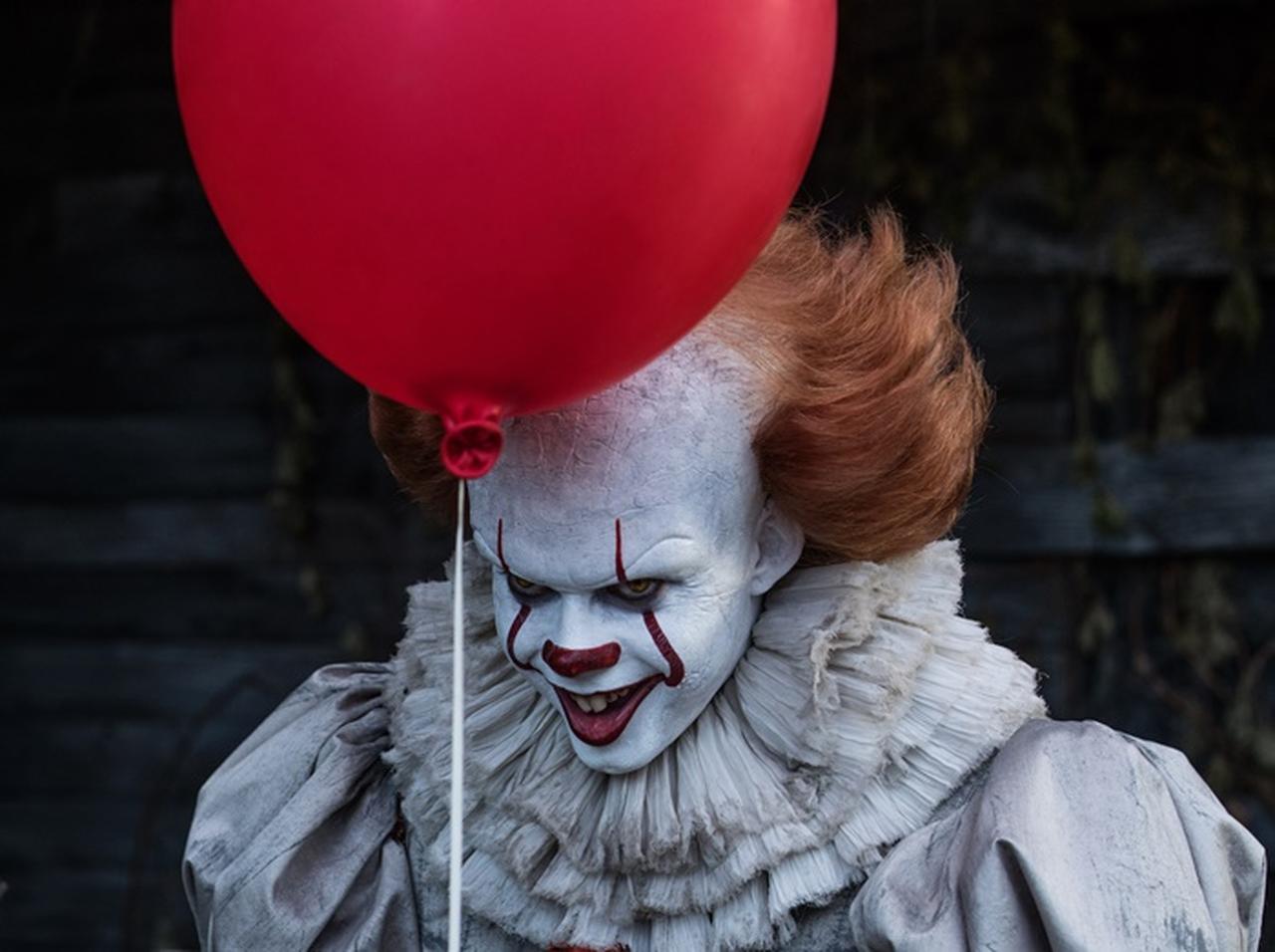 ビル・スカルスガルド、『IT/イット』ペニーワイズの姿で一般人の平穏な日常を脅かす