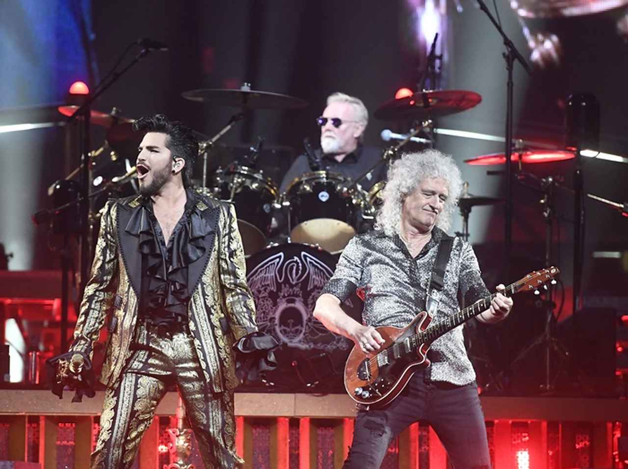 クイーン+アダム・ランバート、北米ツアーが終了!打ち上げ写真が微笑ましい