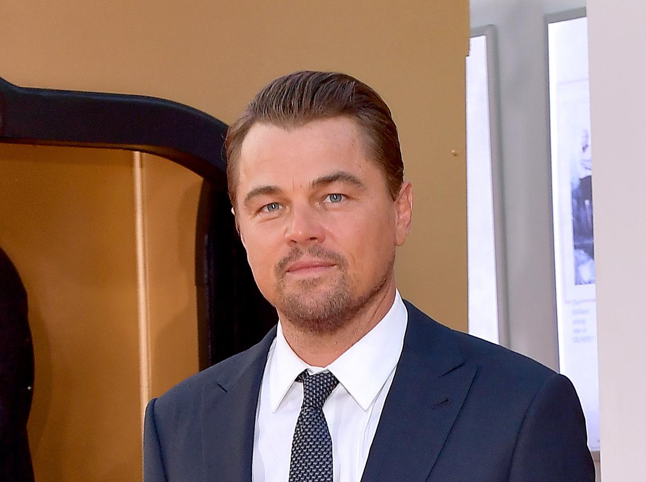 レオナルド・ディカプリオが最新作の撮影中に「激怒」、原因は“フサフサ”なアレ