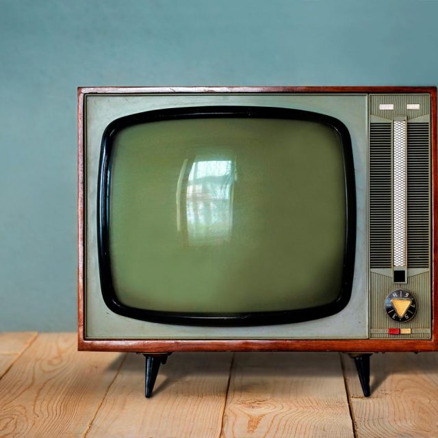 “テレビを被った人”がTVを軒先に置いていく、「TVサンタ」が映画泥棒そっくり