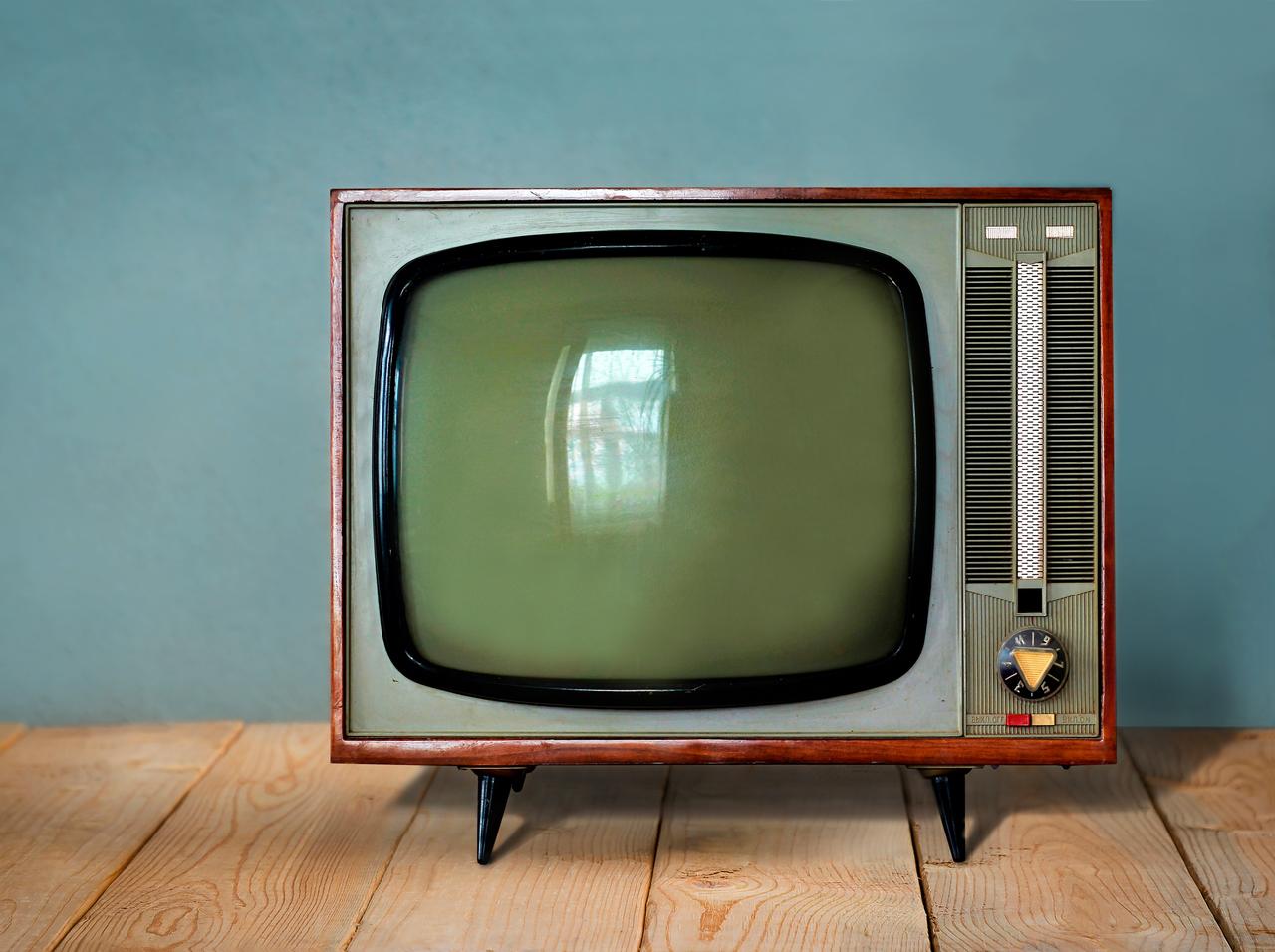 “テレビを被った人”がTVを軒先に置いていく、「TVサンタ」が映画泥棒そっくり