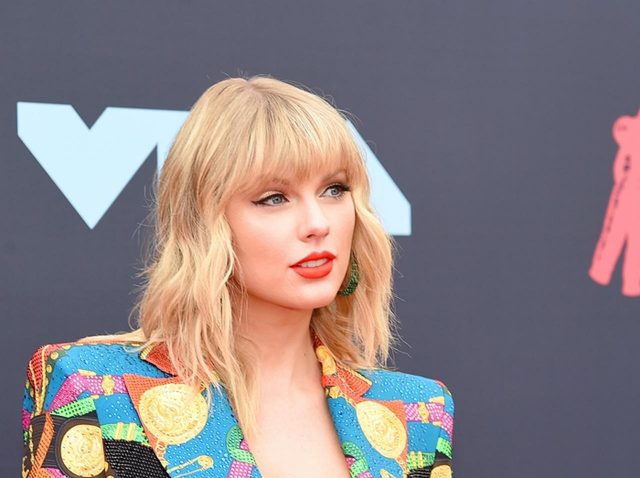テイラー・スウィフト、友人アーティストに「感動スピーチ」を代行させる【VMA2019】