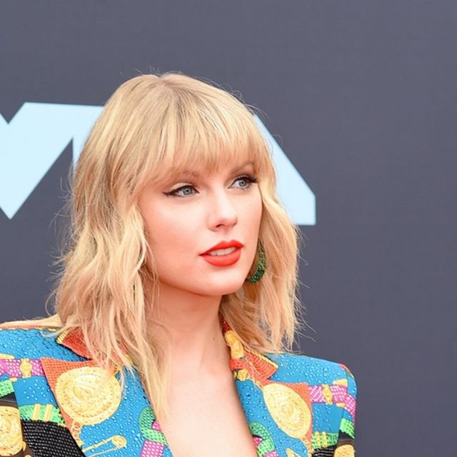 テイラー・スウィフト、友人アーティストに「感動スピーチ」を代行させる【VMA2019】