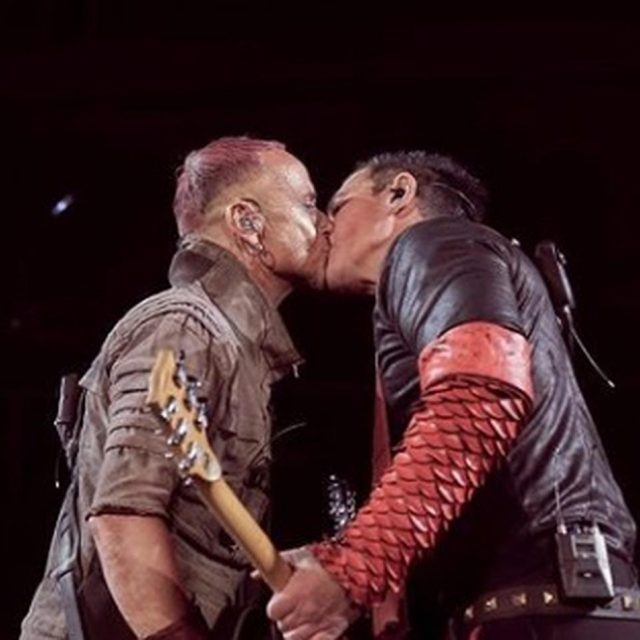 世界的メタルバンドのメンバー同士が「キス」、LGBTコミュニティの迫害続くロシアで